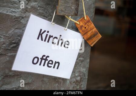 Munich, Allemagne. 06e mai 2021. Un panneau indiquant « Kirche offen » (église ouverte) est accroché à l'entrée principale d'une église dans le quartier de Schwabing. Credit: Peter Kneffel/dpa/Alay Live News Banque D'Images