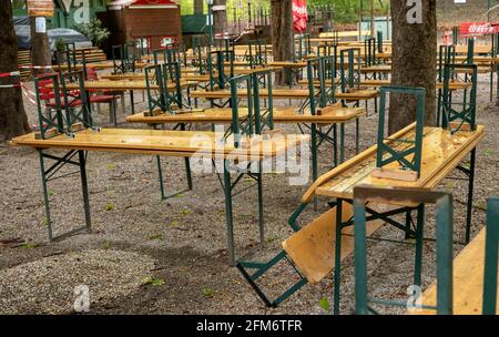 Munich, Allemagne. 06e mai 2021. Des bancs de bière assemblés et des tables sont installés dans un café en plein air de Wiener Platz. Credit: Peter Kneffel/dpa/Alay Live News Banque D'Images