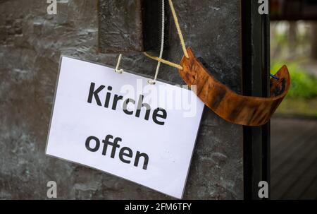 Munich, Allemagne. 06e mai 2021. Un panneau indiquant « Kirche offen » (église ouverte) est accroché à l'entrée principale d'une église dans le quartier de Schwabing. Credit: Peter Kneffel/dpa/Alay Live News Banque D'Images