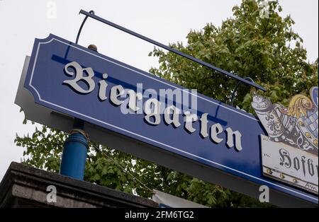 Munich, Allemagne. 06e mai 2021. Un panneau indiquant « Biergarten » surplombe l'entrée d'un café en plein air sur Wiener Platz. Credit: Peter Kneffel/dpa/Alay Live News Banque D'Images