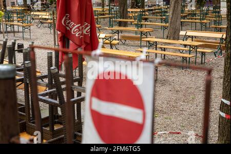 Munich, Allemagne. 06e mai 2021. Des bancs de bière assemblés et des tables sont installés dans un café en plein air de Wiener Platz. Credit: Peter Kneffel/dpa/Alay Live News Banque D'Images