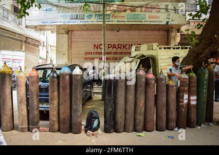 New Delhi, Inde. 06e mai 2021. Les gens qui attendent des bouteilles d'oxygène devant un magasin pour les faire remplir, au milieu du nombre croissant de cas de coronavirus (COVID-19) à New Delhi. Crédit : SOPA Images Limited/Alamy Live News Banque D'Images