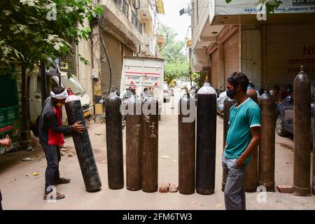 New Delhi, Inde. 06e mai 2021. Les gens sont en file d'attente avec leurs bouteilles d'oxygène devant un magasin pour les faire remplir, au milieu du nombre croissant de cas de coronavirus (COVID-19) à New Delhi. Crédit : SOPA Images Limited/Alamy Live News Banque D'Images