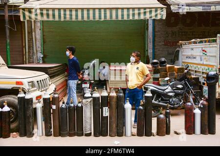 New Delhi, Inde. 06e mai 2021. Les gens sont en file d'attente avec leurs bouteilles d'oxygène devant un magasin pour les faire remplir, au milieu du nombre croissant de cas de coronavirus (COVID-19) à New Delhi. Crédit : SOPA Images Limited/Alamy Live News Banque D'Images