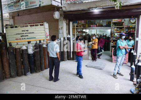 New Delhi, Inde. 06e mai 2021. Les gens sont en file d'attente avec leurs bouteilles d'oxygène devant un magasin pour les faire remplir, au milieu du nombre croissant de cas de coronavirus (COVID-19) à New Delhi. Crédit : SOPA Images Limited/Alamy Live News Banque D'Images
