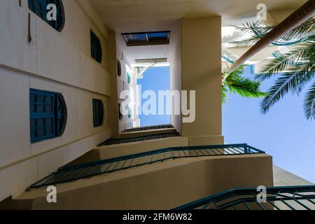Vue du bas de l'hôtel vide sans personnes en Egypte Hurghada Banque D'Images