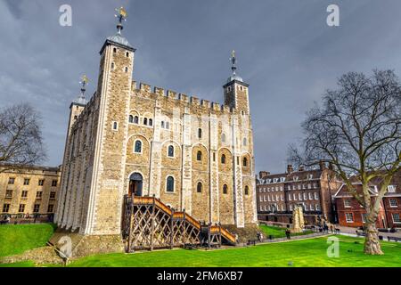 Cour intérieure et la Tour Blanche à l'intérieur de la Tour de Londres, Londres, Royaume-Uni Banque D'Images