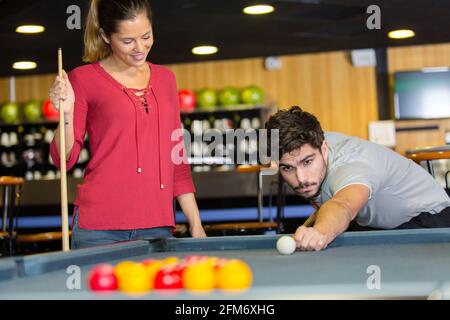 beau couple heureux jouant au billard Banque D'Images