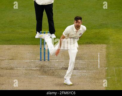 Manchester, Royaume-Uni. 6 mai 2021 ; Emirates Old Trafford, Manchester, Lancashire, Angleterre ; County Championship Cricket, Lancashire versus Glamorgan, premier jour ; UN seul cricket a été le retour de James Anderson pour 13 contre-jours par temps froid et humide à Emirates Old Trafford crédit: Action plus Sports Images/Alay Live News Banque D'Images