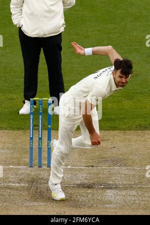 Manchester, Royaume-Uni. 6 mai 2021 ; Emirates Old Trafford, Manchester, Lancashire, Angleterre ; County Championship Cricket, Lancashire versus Glamorgan, premier jour ; UN seul cricket a été le retour de James Anderson pour 13 contre-jours par temps froid et humide à Emirates Old Trafford crédit: Action plus Sports Images/Alay Live News Banque D'Images