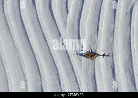 Hélicoptère sur fond de neige dans les Alpes suisses. Banque D'Images