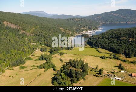 Image aérienne de la ferme de Bird's Eye Cove et des Marinas de Maple Bay, Maple Bay, île de Vancouver, Colombie-Britannique Banque D'Images