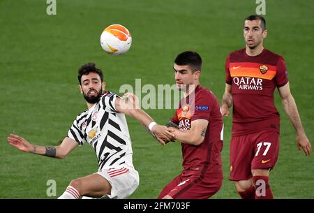 Rome, Italie. 06e mai 2021. Bruno Fernandes de Manchester United, Gianluca Mancini et Henrikh Mkhitaryan d'AS Roma lors de la demi-finale de l'Europa League match de football de la 2e jambe entre AS Roma et Manchester United au stadio Olimpico à Rome (Italie), 6 mai 2021. Photo Antonietta Baldassarre/Insidefoto Credit: Insidefoto srl/Alay Live News Banque D'Images