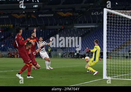 Rome, Italie, 6 mai 2021. David de Gea de Manchester United sauve de Gianluca Mancini de Roma pendant le match de l'UEFA Europa League au Stadio Olimpico, Rome. Le crédit photo devrait se lire: Jonathan Moscrop / Sportimage Banque D'Images