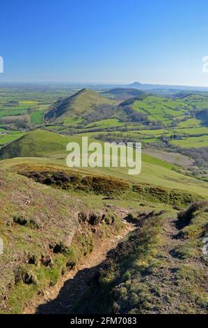 Vues sur la Lawley et le Wrekin depuis le sommet de Caer Caradoc, Shropshire Banque D'Images