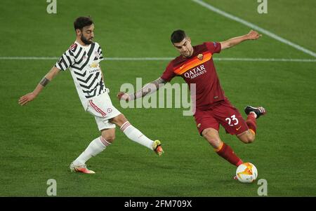 Bruno Fernandes, de Manchester United (à gauche), et Gianluca Mancini, de Rome, se battent pour le ballon lors de la demi-finale de l'UEFA Europa League au Stadio Olimpico, à Rome, en Italie. Date de la photo: Jeudi 6 mai 2021. Banque D'Images