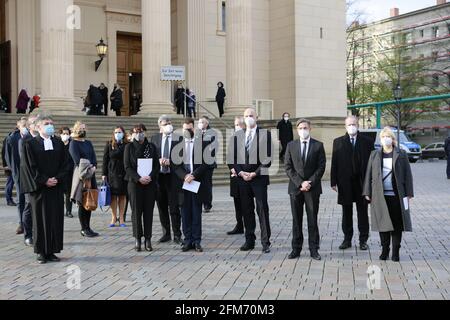 05/06/2021, Potsdam, Allemagne, le directeur théologique de l'Oberlinhaus, Matthias Fichtmüller, le commissaire fédéral chargé des questions relatives aux personnes handicapées, Jürgen Dusel, le Premier ministre Dietmar Woidke (SPD) et le maire Mike Schubert (SPD), après les funérailles. Service commémoratif dans le Nikolaikirche pour les victimes de la violence dans le dortoir de Potsdam pour handicapés. Banque D'Images