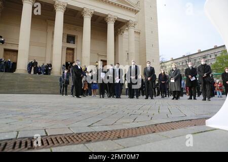 05/06/2021, Potsdam, Allemagne, le directeur théologique de l'Oberlinhaus, Matthias Fichtmüller, le commissaire fédéral chargé des questions relatives aux personnes handicapées, Jürgen Dusel, le Premier ministre Dietmar Woidke (SPD) et le maire Mike Schubert (SPD), après les funérailles. Service commémoratif dans le Nikolaikirche pour les victimes de la violence dans le dortoir de Potsdam pour handicapés. Banque D'Images