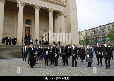 05/06/2021, Potsdam, Allemagne, le directeur théologique de l'Oberlinhaus, Matthias Fichtmüller, le commissaire fédéral chargé des questions relatives aux personnes handicapées, Jürgen Dusel, le Premier ministre Dietmar Woidke (SPD) et le maire Mike Schubert (SPD), après les funérailles. Service commémoratif dans le Nikolaikirche pour les victimes de la violence dans le dortoir de Potsdam pour handicapés. Banque D'Images