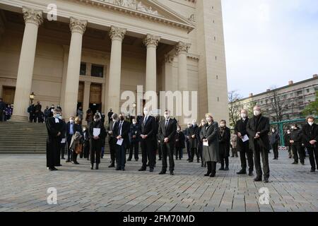 05/06/2021, Potsdam, Allemagne, le directeur théologique de l'Oberlinhaus, Matthias Fichtmüller, le commissaire fédéral chargé des questions relatives aux personnes handicapées, Jürgen Dusel, le Premier ministre Dietmar Woidke (SPD) et le maire Mike Schubert (SPD), après les funérailles. Service commémoratif dans le Nikolaikirche pour les victimes de la violence dans le dortoir de Potsdam pour handicapés. Banque D'Images