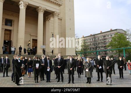 05/06/2021, Potsdam, Allemagne, le directeur théologique de l'Oberlinhaus, Matthias Fichtmüller, le commissaire fédéral chargé des questions relatives aux personnes handicapées, Jürgen Dusel, le Premier ministre Dietmar Woidke (SPD) et le maire Mike Schubert (SPD), après les funérailles. Service commémoratif dans le Nikolaikirche pour les victimes de la violence dans le dortoir de Potsdam pour handicapés. Banque D'Images