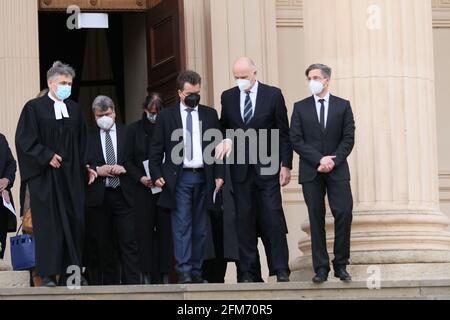 05/06/2021, Potsdam, Allemagne, le directeur théologique de l'Oberlinhaus, Matthias Fichtmüller, le commissaire fédéral chargé des questions relatives aux personnes handicapées, Jürgen Dusel, le Premier ministre Dietmar Woidke (SPD) et le maire Mike Schubert (SPD), après les funérailles. Service commémoratif dans le Nikolaikirche pour les victimes de la violence dans le dortoir de Potsdam pour handicapés. Banque D'Images