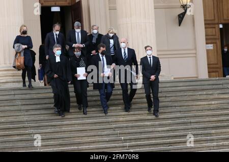 05/06/2021, Potsdam, Allemagne, le directeur théologique de l'Oberlinhaus, Matthias Fichtmüller, le commissaire fédéral chargé des questions relatives aux personnes handicapées, Jürgen Dusel, le Premier ministre Dietmar Woidke (SPD) et le maire Mike Schubert (SPD), après les funérailles. Service commémoratif dans le Nikolaikirche pour les victimes de la violence dans le dortoir de Potsdam pour handicapés. Banque D'Images