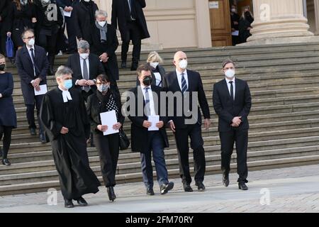 05/06/2021, Potsdam, Allemagne, le directeur théologique de l'Oberlinhaus, Matthias Fichtmüller, le commissaire fédéral chargé des questions relatives aux personnes handicapées, Jürgen Dusel, le Premier ministre Dietmar Woidke (SPD) et le maire Mike Schubert (SPD), après les funérailles. Service commémoratif dans le Nikolaikirche pour les victimes de la violence dans le dortoir de Potsdam pour handicapés. Banque D'Images