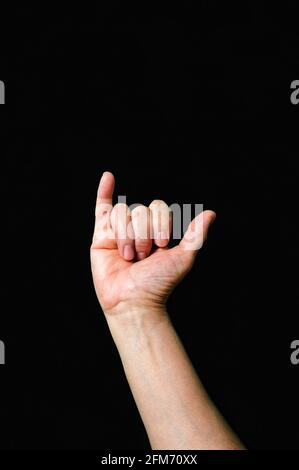Faire et montrer à la main lettre y International langue signe foncé Arrière-plan International Sign Language fond sombre Banque D'Images