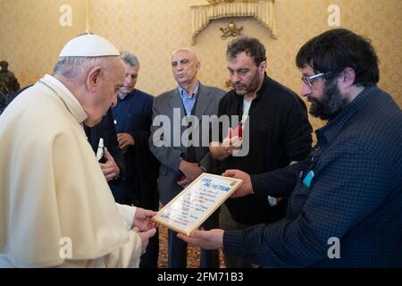 Rome, Italie. 06e mai 2021. 6 mai 2021 : le Pape François reçoit la délégation Pérou-Italie pour la missionnaire Nadia de Munari au vatican crédit : Agence de photo indépendante/Alamy Live News Banque D'Images