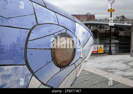 Détail du Big Fish, Belfast, Irlande du Nord, une sculpture sur le Quayside sur la rivière Lagan, Belfast, Irlande du Nord par John gentillesse. Banque D'Images