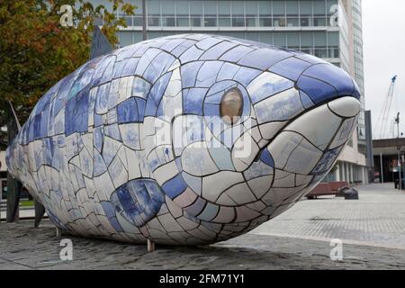 The Big Fish, Belfast, Irlande du Nord, une sculpture sur le Quayside sur la rivière Lagan, Belfast, Irlande du Nord par John gentillesse. Banque D'Images