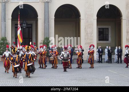 Vatican, Italie. 6 2021 mai : cérémonie d'assermentation des nouvelles recrues de la Garde suisse dans la cour de Saint Damaso à l'intérieur du bâtiment apostolique du Vatican. © EvandroInetti via ZUMA Wire crédit: Evandro Inetti/ZUMA Wire/Alamy Live News Banque D'Images