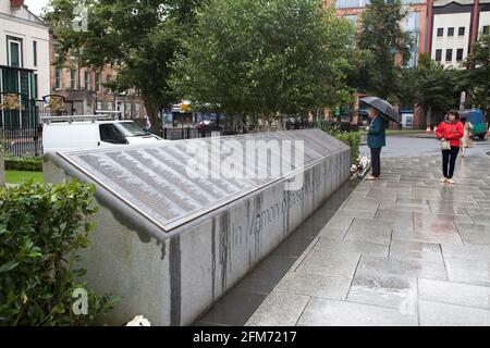 Mémorial aux victimes de la catastrophe du Titanic devant l'hôtel de ville de Belfast, Belfast, Irlande du Nord. Banque D'Images