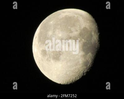 Gros plan de la lune qui s'amenuise dans le ciel nocturne Banque D'Images