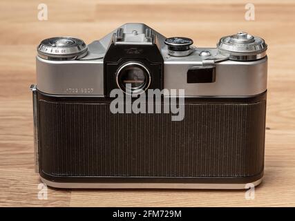 Göteborg, Suède - Mai 04 2019: Arrière d'un appareil photo reflex Zenit-E sur une table en bois. Banque D'Images