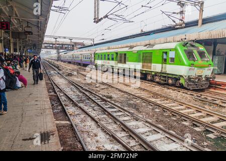 DELHI, INDE - 24 JANVIER 2017 : vue sur les trains à la gare d'Old Delhi à Delhi, Inde. Banque D'Images