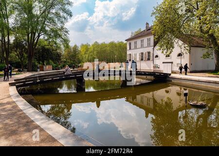 Lac et pont japonais dans le Parc de Bercy. Banque D'Images