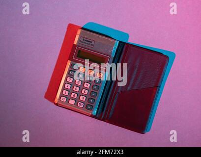 Gothenburg, Suède - juin 17 2019 : calculatrice de poche Canon Palmtronic LC-8M en lumière rouge et rouge. Banque D'Images