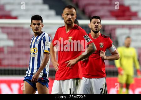 Lisbonne, Portugal. 6 mai 2021. Pizzi de SL Benfica (R ) réagit après que l'arbitre a annulé un but lors du match de football de la Ligue portugaise entre SL Benfica et le FC Porto au stade Luz à Lisbonne, Portugal, le 6 mai 2021. Crédit : Pedro Fiuza/ZUMA Wire/Alay Live News Banque D'Images