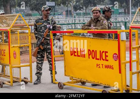 DELHI, INDE - 24 JANVIER 2017 : les barrières de police sur la route Rajpath se sont préparées pour les célébrations de la Journée de la République le 26 janvier, à New Delhi. Banque D'Images