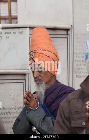 AMRITSAR, INDE - 26 JANVIER 2017 : le dévot de Sikh dans le Temple d'Or Harmandir Sahib à Amritsar, Punjab, Inde Banque D'Images