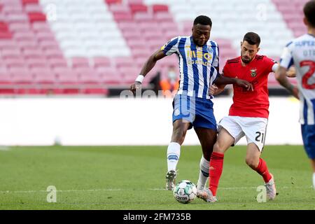 Lisbonne, Portugal. 6 mai 2021. Le chancel Mbemba du FC Porto (L) est en compagnie de Pizzi de SL Benfica lors du match de football de la Ligue portugaise entre SL Benfica et le FC Porto au stade Luz à Lisbonne, Portugal, le 6 mai 2021. Crédit : Pedro Fiuza/ZUMA Wire/Alay Live News Banque D'Images