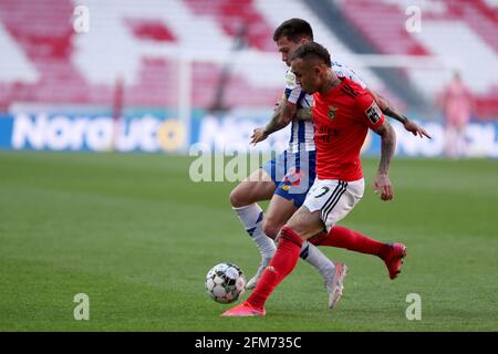 Lisbonne, Portugal. 6 mai 2021. Everton de SL Benfica (R ) vies avec Otavio du FC Porto lors du match de football de la Ligue portugaise entre SL Benfica et le FC Porto au stade Luz à Lisbonne, Portugal, le 6 mai 2021. Crédit : Pedro Fiuza/ZUMA Wire/Alay Live News Banque D'Images