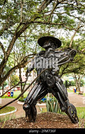 Sculpture en métal sur la place Tiradentes. Saudades, Santa Catarina, Brésil. Banque D'Images