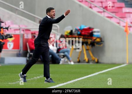 Lisbonne, Portugal. 6 mai 2021. L'entraîneur en chef du FC Porto Sergio Conceicao gestuelle lors du match de football de la Ligue portugaise entre SL Benfica et le FC Porto au stade Luz à Lisbonne, Portugal, le 6 mai 2021. Crédit : Pedro Fiuza/ZUMA Wire/Alay Live News Banque D'Images