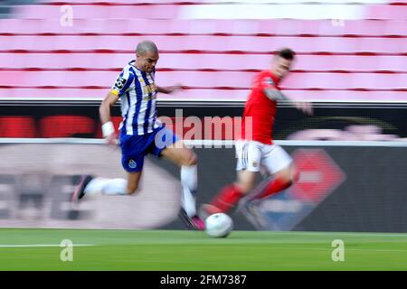 Lisbonne, Portugal. 6 mai 2021. Pepe du FC Porto (L) vies avec Alejandro Grimaldo de SL Benfica lors du match de football de la Ligue portugaise entre SL Benfica et le FC Porto au stade Luz à Lisbonne, Portugal, le 6 mai 2021. Crédit : Pedro Fiuza/ZUMA Wire/Alay Live News Banque D'Images