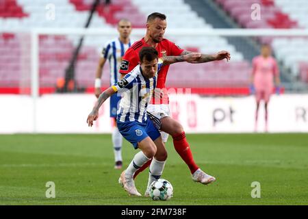 Lisbonne, Portugal. 6 mai 2021. Otavio du FC Porto (L) a vu avec Haris Seferovic de SL Benfica lors du match de football de la Ligue portugaise entre SL Benfica et le FC Porto au stade Luz à Lisbonne, Portugal, le 6 mai 2021. Crédit : Pedro Fiuza/ZUMA Wire/Alay Live News Banque D'Images