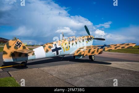 Messerschmitt 109 avion de chasse de l'ère de la Seconde Guerre mondiale à la Guerre impériale Musée Duxford - Messerschmitt BF 109 Buchon - construit en Espagne Modèle avec moteur Rolls Royce Banque D'Images