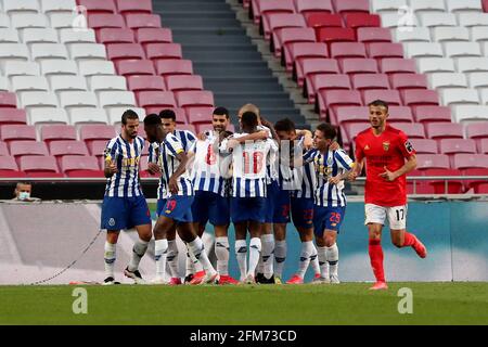 Lisbonne, Portugal. 6 mai 2021. Matheus Uribe du FC Porto fête avec ses coéquipiers après avoir obtenu des scores lors du match de football de la Ligue portugaise entre SL Benfica et le FC Porto au stade Luz à Lisbonne, Portugal, le 6 mai 2021. Crédit : Pedro Fiuza/ZUMA Wire/Alay Live News Banque D'Images